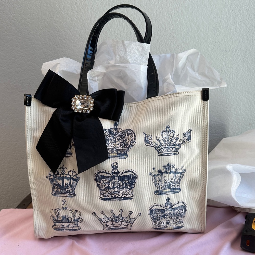 MY FLAT IN LONDON    TO FEEL LIKE A QUEEN BAG  AND  NWT BRIGHTON QUEEN TOTE